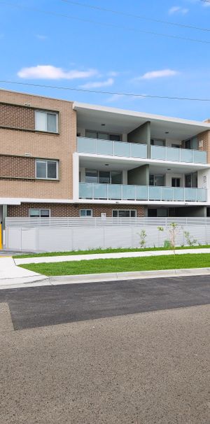 Modern two bedroom unit - 20% below market rent - Photo 1