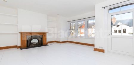 Stunning split level two bed with balcony and period features. - Photo 2