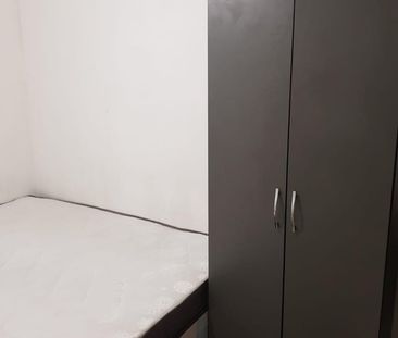 Studio Flat, Kennedy Path, W7 - Photo 3