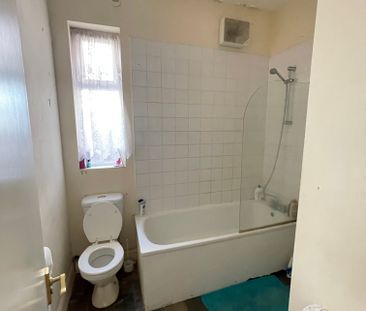 Meriden Street Room 4 - Photo 6