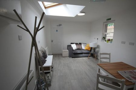 1 bedroom in a house share to rent - Photo 4