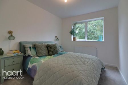 4 bedroom semi-detached house to rent - Photo 3