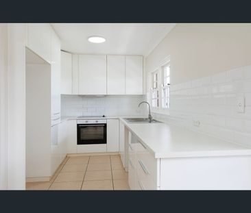 2/212 Barrenjoey Road, Newport, NSW 2106 - Photo 1