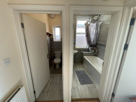 2 bed maisonette to rent in Bowrons Avenue, Wembley, HA0 - Photo 4