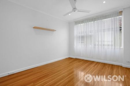 SPACIOUS 2-BEDROOM UNIT IN PRIME ST KILDA EAST LOCATION! - Photo 4