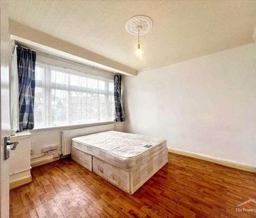 De Havilland Road, Edgware, HA8 - Photo 2