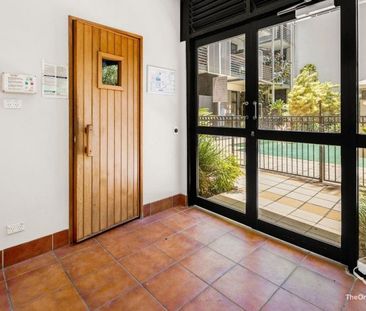Central and spacious 2 bedroom loft apartment in Fortitude Valley - Photo 3