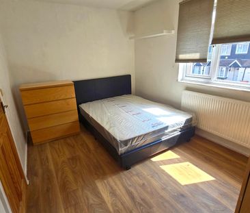 2 Bed Terraced House, Oakley Close, E6 - Photo 5