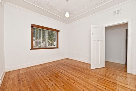 Charming 3 Bedroom Bungalow !! - Photo 2