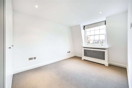 A Grade II listed late Georgian house situated centrally on the east side of Trevor Square, refurbished to a high standard throughout with generous entertaining space. - Photo 4