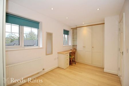 4 bedroom terraced house to rent - Photo 2