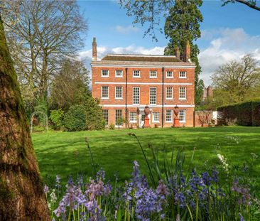 Substantial Grade II listed house surrounded by beautiful gardens and swimming pool in Castle Hedingham - Photo 2