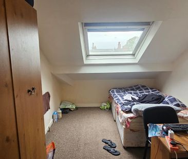 9 Bed - 36 Estcourt Terrace, Headingley, leeds - LS6 3EX - Student - Photo 3