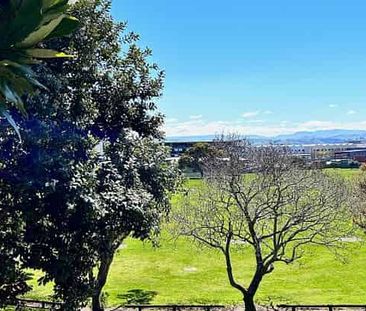 Large 4 Bedroom home + 1 Bedroom self contained - Photo 5