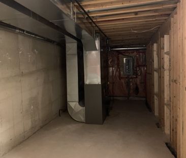 For Lease - 3083 Highbourne Crescent, Oakville, Ontario - Photo 3