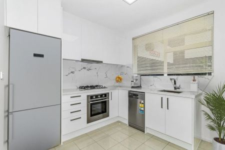 Modern Ground Floor Apartment – Walk to EVERYTHING - Photo 2