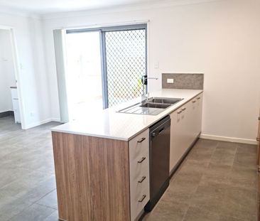 3 BEDROOM 2 BATH TOWNHOUSE WITH DUCTED AIR - Photo 5