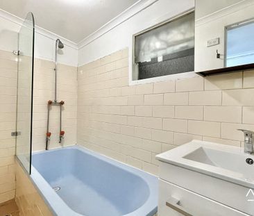 Prime Newtown Living – Stylish Terrace in Unbeatable Locatio - Photo 4