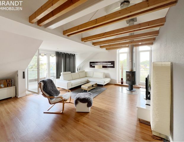 Moderne, hochwertige Dachgeschosswohnung über 2 Ebenen mit Balkon, Kaminofen und PKW-Stellplatz. - Photo 1