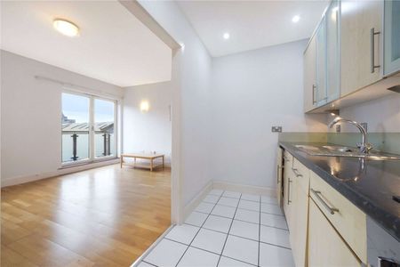 Two bedroom apartment within 0.25 miles from Tower Hill and Aldgate. - Photo 5