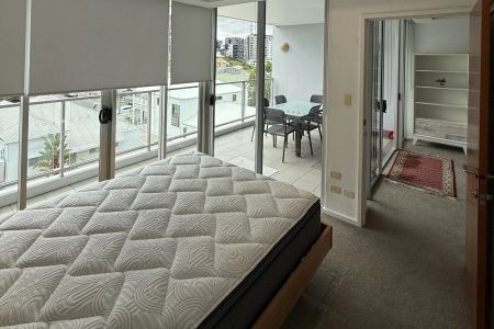 FURNISHED APARTMENT WITH CITY VIEWS IN A PRIME SOUTH BRISBANE LOCATION - Photo 4