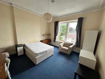 3 bedroom flat to rent - Photo 4