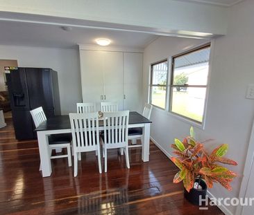 Charming 4-Bedroom Queenslander with Stunning Foreshore Views - Jus... - Photo 2