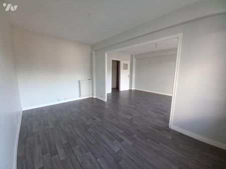 Rue de Nantes, au 1er étage. Lumineux appartement de 78 m² composé d'un salon-séjour avec BALCO... - Photo 2