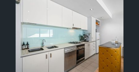 Oversized One Bedroom - Photo 2