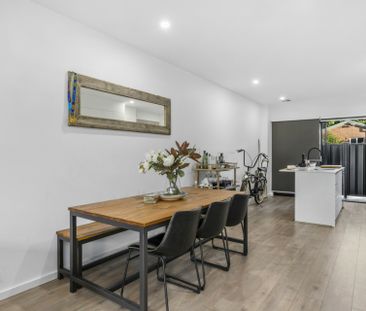 Elegant Townhouse - Photo 3