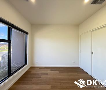 Spacious Family Home in Prime Tarneit Location - Photo 4