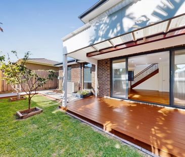 Stunning & Spacious Nearly New Townhouse in Oakleigh - Photo 1