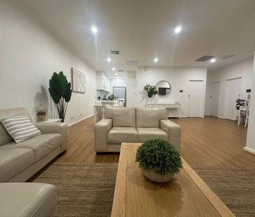 Stunning 3 Bedroom Renovated Unit - Photo 2