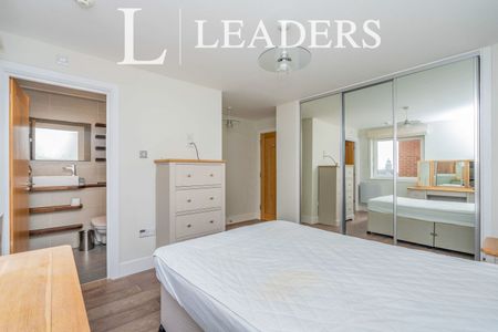 2 bedroom apartment to rent Brecon House, The Canalside, Portsmouth, PO1 - Photo 2