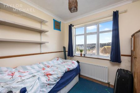 4 bedroom semi-detached house to rent - Photo 2