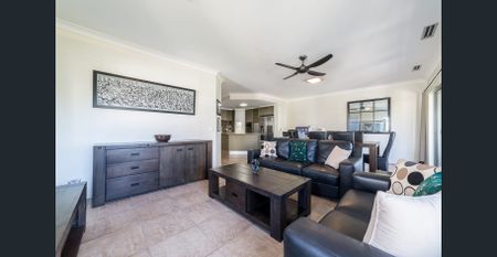 3-Bedroom Apartment in Prestigious Emerald Lakes - Photo 2