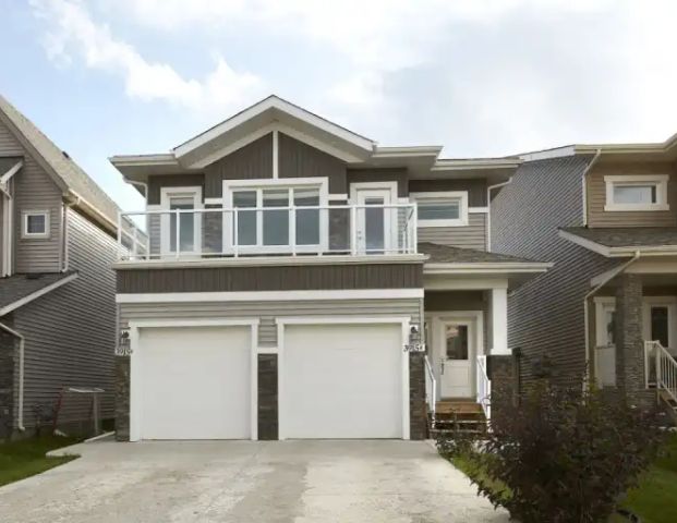 3 Bedroom, 2 Bathroom Pet Friendly SW Edmonton w/ Open Floor Plan & Fenced Yard | B - 3915 Claxton Loop Southwest, Edmonton - Photo 1