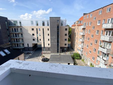 Centraltbeliggende og lys 2-værelses lejlighed med altan - Foto 4