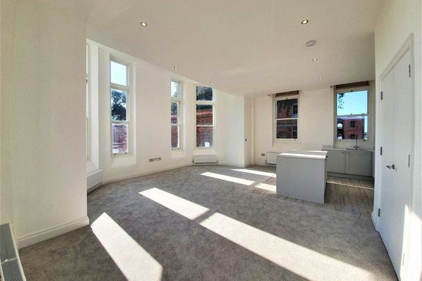 Royal Haslar - Photo 1