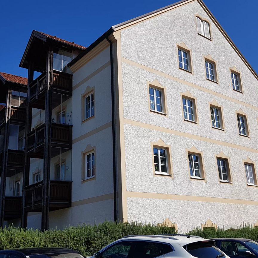 Heimelige 2-Zimmer-Wohnung im Dachgeschoss mit möblierter Küche und Lift in Obernberg - Photo 1