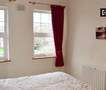 Charming room in 3-bedroom house in Terenure, Dublin - Photo 3