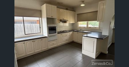 CHARMING 3 BEDROOM HOME - Photo 5