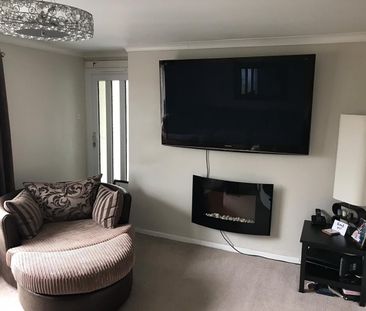 2 Bed Flat, Meadowfield Gardens, EH8 - Photo 1
