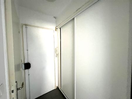 Appartement 1 pièces 22m2 MARSEILLE 6EME 620 euros - Photo 2