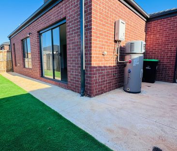 3 Bedroom Family Home for Rent in Rockbank – Modern Living Close to... - Photo 6