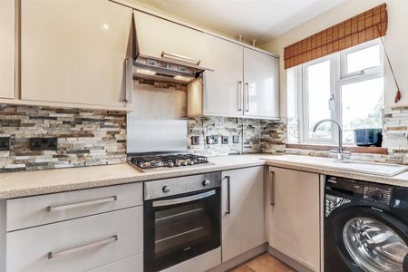 A 2 Bedroom House - Mid Terrace in Up Hatherley GL51 3FA - Photo 5