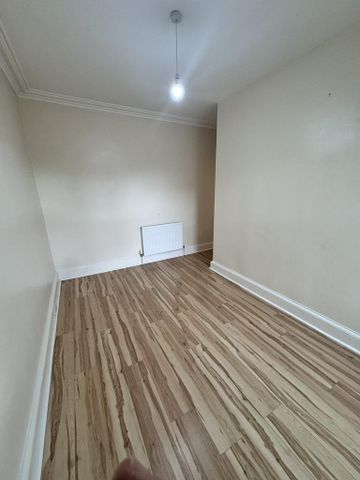 3 bedroom flat to rent - Photo 3