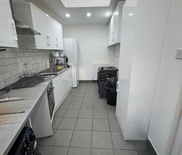 1 bedroom in a house share to rent - Photo 3