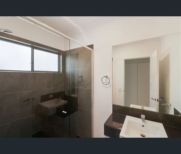 MODERN AND LOW MAINTENANCE LIVING IN THE HEART OF BARINGA - Photo 4