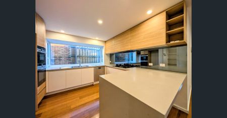 Premium Four-Bedroom Rental with Bay Glimpses! - Photo 2